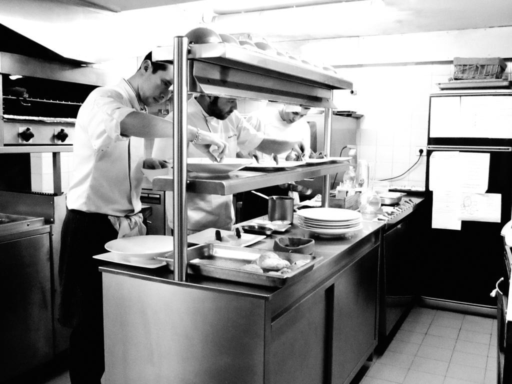 Hotel Restaurant De La Marne Paimpol Bagian luar foto